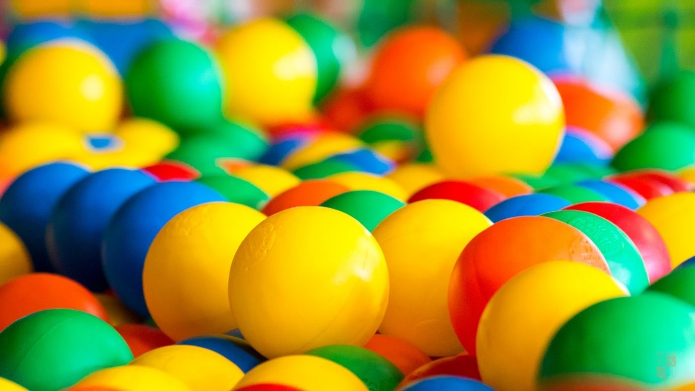 Buntes Bällebad im Regenbogenland Bad Sachsa – Indoorspielplatz für Kinder im Harz