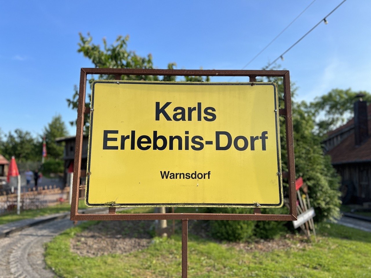 Ortsschild Karls Erlebnis-Dorf Warnsdorf – Eingang zum Familienausflug